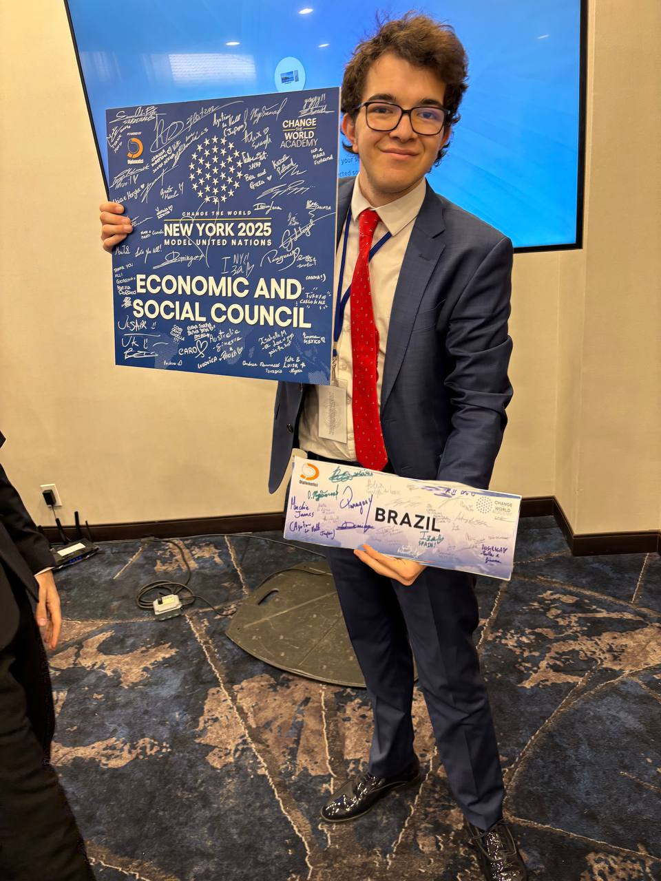 Emanuele con placard Brasile firmata